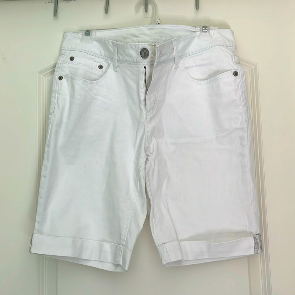Size 8 white Jean Bermuda shorts. Faded Glory.